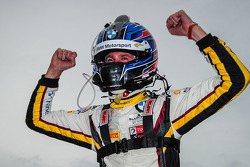 O vencedor Nicky Catsburg celebra