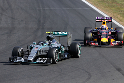 Nico Rosberg, Mercedes AMG F1 Team y Daniel Ricciardo, Red Bull Racing