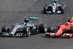 Nico Rosberg, Mercedes AMG F1 Team y Kimi Raikkonen, Scuderia Ferrari