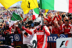 Il vincitore Sebastian Vettel, Ferrari, festeggia nel parco chiuso