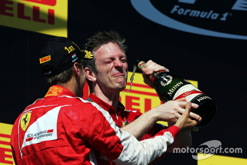 (Kiri ke Kanan): Race winner Sebastian Vettel, Ferrari dan James Allison, Ferrari Chassis Technical 