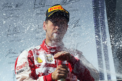 Победитель гонки - Себастьян Феттель, Ferrari празднует на подиуме