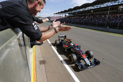 Фернандо Алонсо, McLaren Honda пересекает финишную черту