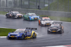 Гэри Паффет, ART Grand Prix Mercedes-AMG C63 DTM едет впереди Паскаля Верляйна, HWA AG Mercedes-AMG