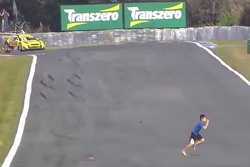 Criança invade pista em Curitiba