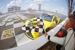 Ganador de la carrera Matt Kenseth, Joe Gibbs Racing celebra