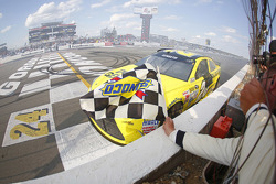 Ganador de la carrera Matt Kenseth, Joe Gibbs Racing celebra