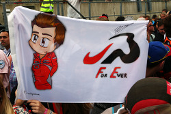 Un drapeau en hommage à Jules Bianchi