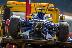 El Sauber C34 dañado de Marcus Ericsson, Sauber F1 Team después de que se estrelló en la segunda ses