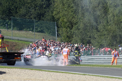 La Lotus F1 E23 de Pastor Maldonado, Lotus F1 Team est ramenée aux stands après son crash