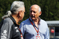 Доктор Виджей Малья, владелец команды Sahara Force India F1 и Рон Деннис, владелец McLaren