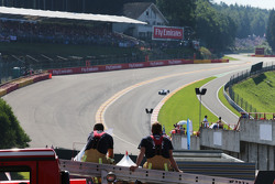 Twee brandweermannen aan Eau Rouge