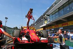 El Ferrari SF15-T de Kimi Raikkonen, es llevado de nuevo a los pits en la parte posterior de un cami