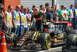 Pastor Maldonado, Lotus F1 E23 dans le Parc Fermé