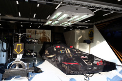Машина Lotus F1 E23 Пастора Мальдонадо, Lotus F1 Team в закрытом парке
