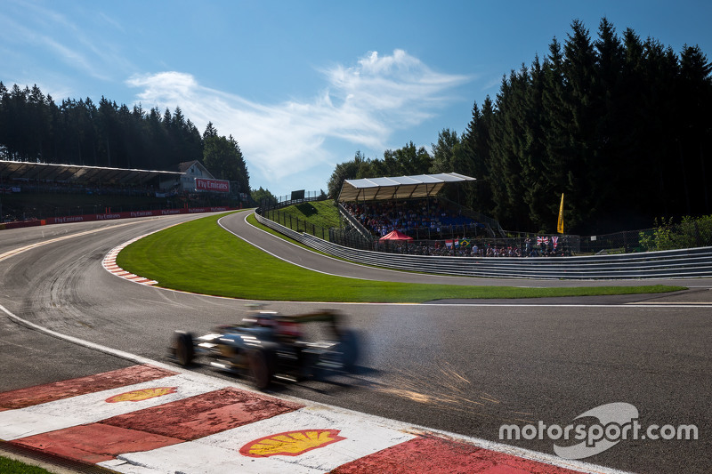 Pastor Maldonado, Lotus F1 E23 sends sparks flying