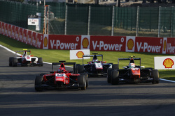 Kevin Ceccon, Arden International e Luca Ghiotto, Trident davanti a Antonio Fuoco, Carlin