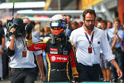 Romain Grosjean, de Lotus F1 Team celebra su tercera posición en el parc ferme