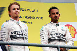 El segundo puesto de Nico Rosberg, de Mercedes AMG F1 con el ganador de la carrera Lewis Hamilton, d