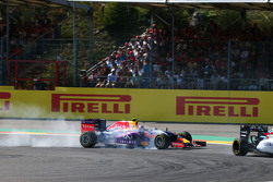Daniil Kvyat, Red Bull Racing RB11 blocca le ruote in frenata