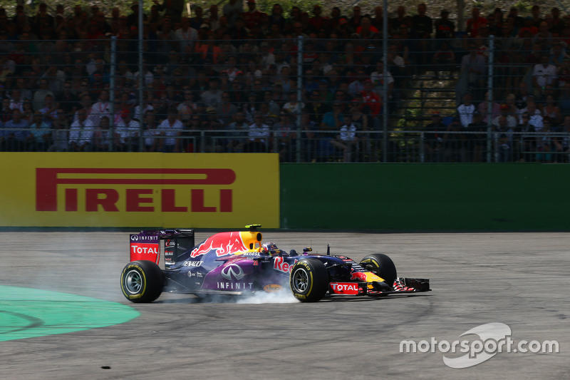 Daniil Kvyat, Red Bull Racing RB11 locks up under braking