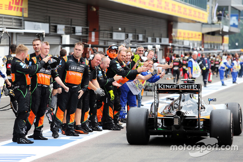 Sergio Pérez, Sahara Force India F1 VJM08 es felicitado por su equipo en la final de la carrera