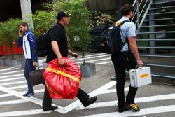 Los neumáticos de carrera Pirelli de Sebastian Vettel, Ferrari se toman desde el paddock para una ma