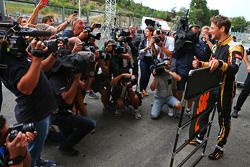 Romain Grosjean, de Lotus F1 Team celebra su tercera posición con el equipo