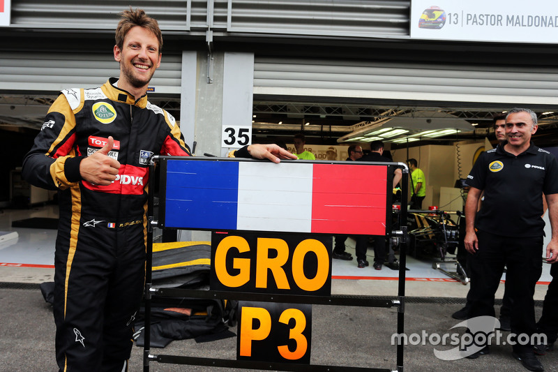 Romain Grosjean, Lotus F1 Team celebrates his third position with the team