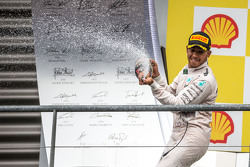 Le vainqueur Lewis Hamilton, Mercedes AMG F1 fête sa victoire au champagne sur le podium