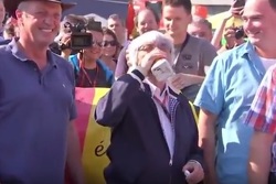 Ecclestone tomando leite