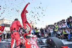 Le vainqueur de la course et champion IndyCar 2015 Scott Dixon, Chip Ganassi Racing Chevrolet