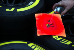 Mecánico de McLaren con los neumáticos Pirelli
