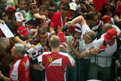 Kimi Raikkonen, Ferrari Carlos Sainz Jr., Scuderia Toro Rosso firma autografi ai fans