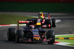 Макс Ферстаппен, Scuderia Toro Rosso STR10 едет впереди Даниила Квята, Red Bull Racing RB11