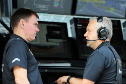 Alan Permane, Lotus F1 Team de Trackside Director de Operaciones con Paul Seaby, Lotus F1 Team Team