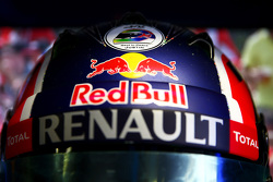 Un sticker Justin Wilson sur le casque de Daniil Kvyat, Red Bull Racing