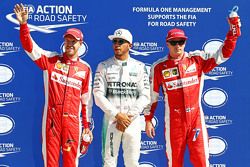 El ganador de la pole, Lewis Hamilton, Mercedes AMG F1 Team, segundo lugar, Kimi Raikkonen, Ferrari,