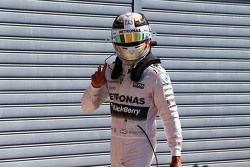 El ganador de la pole, Lewis Hamilton, Mercedes AMG F1 Team
