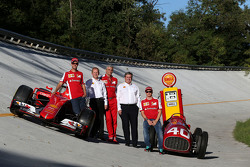 Kimi Raikkonen, Ferrari avec Sebastian Vettel, Ferrari