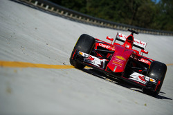 Ferrari SF15-T in den Monza-Steilkurven