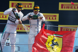 (De izquierda a derecha): ganador de la carrera Lewis Hamilton, de Mercedes AMG F1 y tercer clasific