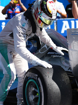 Le vainqueur Lewis Hamilton, Mercedes AMG F1 fête sa victoire dans le Parc Fermé