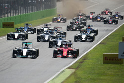 Lewis Hamilton, Mercedes AMG F1 W06 et Sebastian Vettel, Ferrari SF15-T au départ