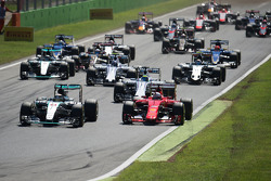 (Da sinistra a destra): Lewis Hamilton, Mercedes AMG F1 W06 e Sebastian Vettel, Ferrari SF15-T duran