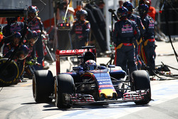 Max Verstappen, Scuderia Toro Rosso STR10 makes a pit stop