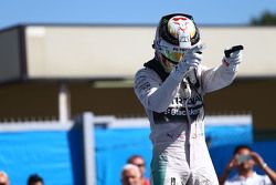 Le vainqueur Lewis Hamilton, Mercedes AMG F1 fête sa victoire dans le Parc Fermé