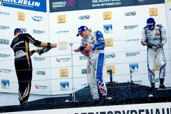 Podio: ganador Oliver Rowland, el segundo lugar Matthieu Vaxiviere, el tercer lugar Pietro Fantin