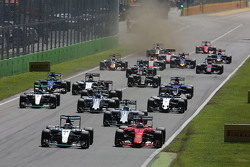Lewis Hamilton, Mercedes AMG F1 W06 y Sebastian Vettel, Ferrari SF15-T en la salida de la carrera