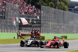 Sergio Perez, Sahara Force India F1 VJM08 e Kimi Raikkonen, Ferrari SF15-T lottano per la posizione